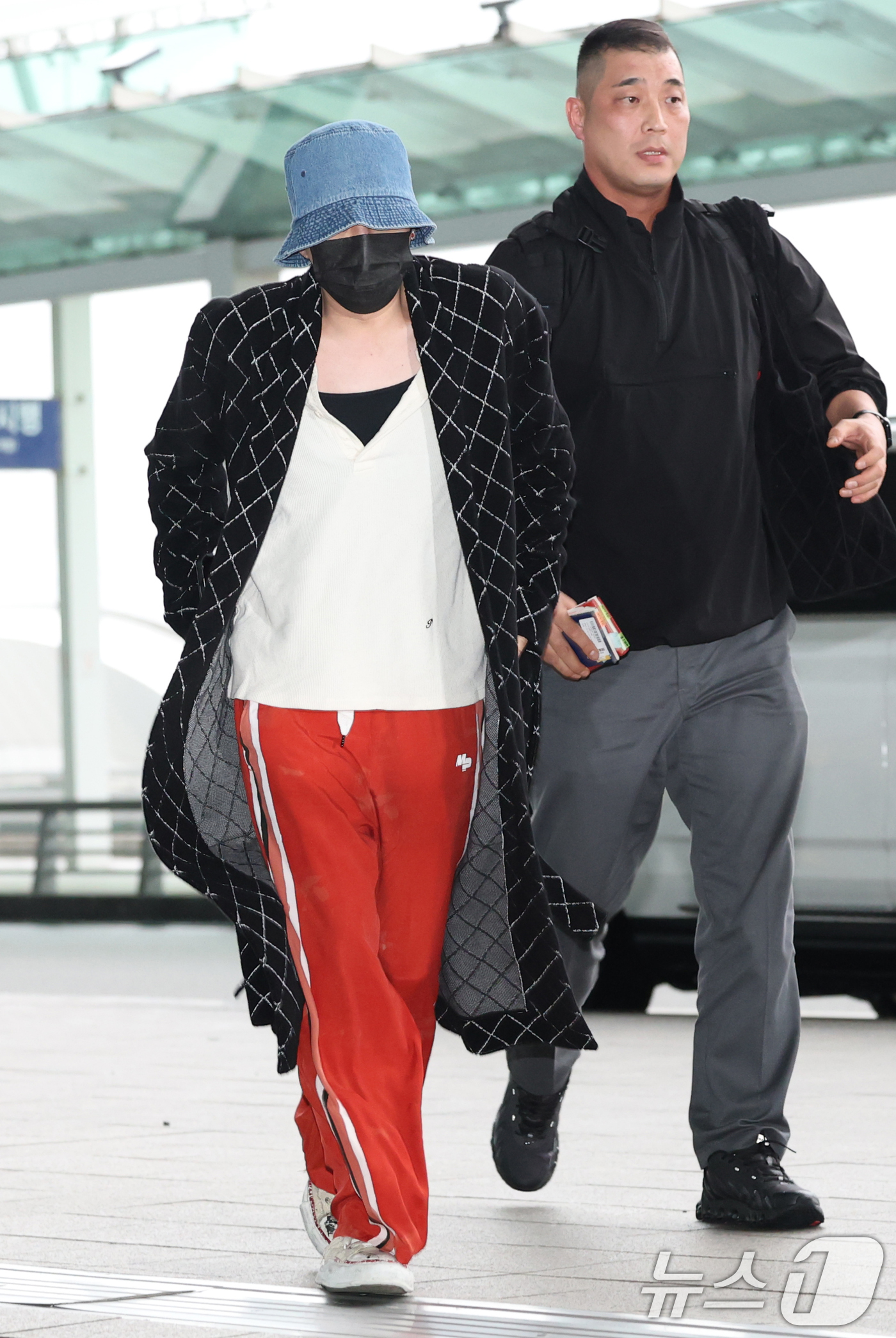 (인천공항=뉴스1) 권현진 기자 = 빅뱅 지드래곤이 해외 일정을 위해 16일 인천국제공항을 통해 필리핀 마닐라로 출국하고 있다. 2025.5.16/뉴스1