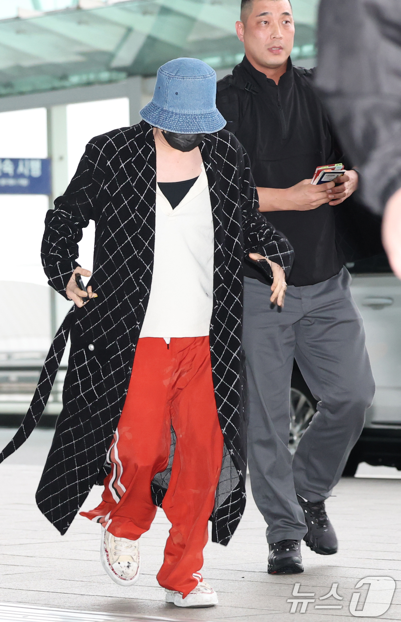 (인천공항=뉴스1) 권현진 기자 = 빅뱅 지드래곤이 해외 일정을 위해 16일 인천국제공항에 비행기 출발 시간 10분 전에 도착해 출국장으로 이동하고 있다. 2025.5.16/뉴스1 …