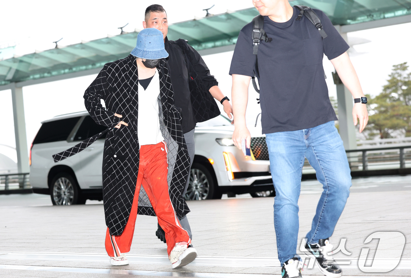 (인천공항=뉴스1) 권현진 기자 = 빅뱅 지드래곤이 해외 일정을 위해 16일 인천국제공항에 비행기 출발 시간 10분 전에 도착해 출국장으로 이동하고 있다. 2025.5.16/뉴스1 …