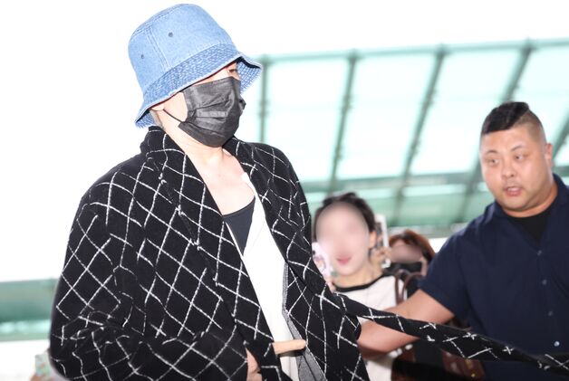 [뉴스1 ★]'비행기 10분 전 도착?' 지드래곤, 극한 타이밍에도 여유로운 출국