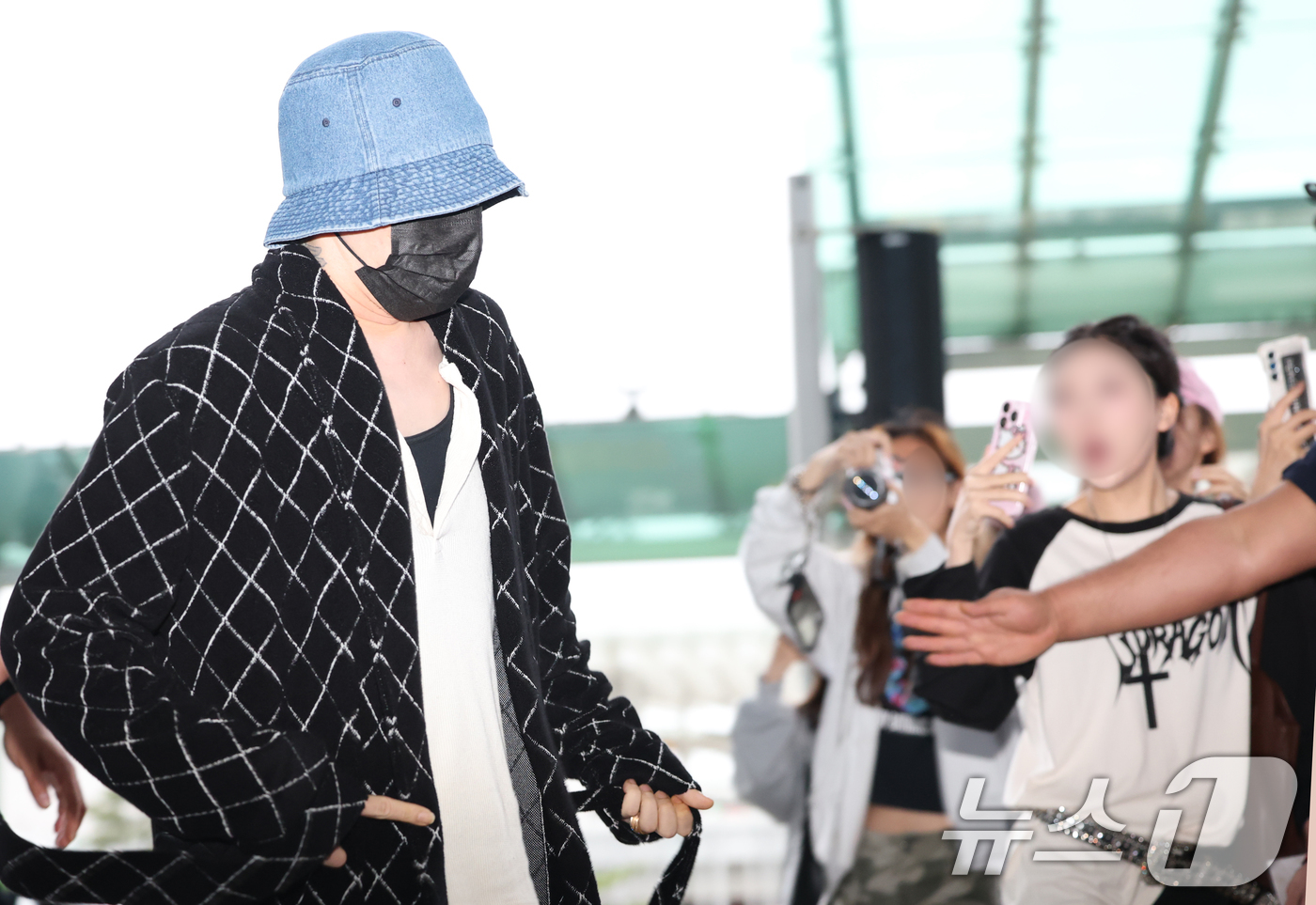 (인천공항=뉴스1) 권현진 기자 = 빅뱅 지드래곤이 필리핀 마닐라 일정을 위해 16일 인천국제공항에 비행기 출발 시간 10분 전에 도착해 출국장으로 이동하고 있다. 2025.5.1 …