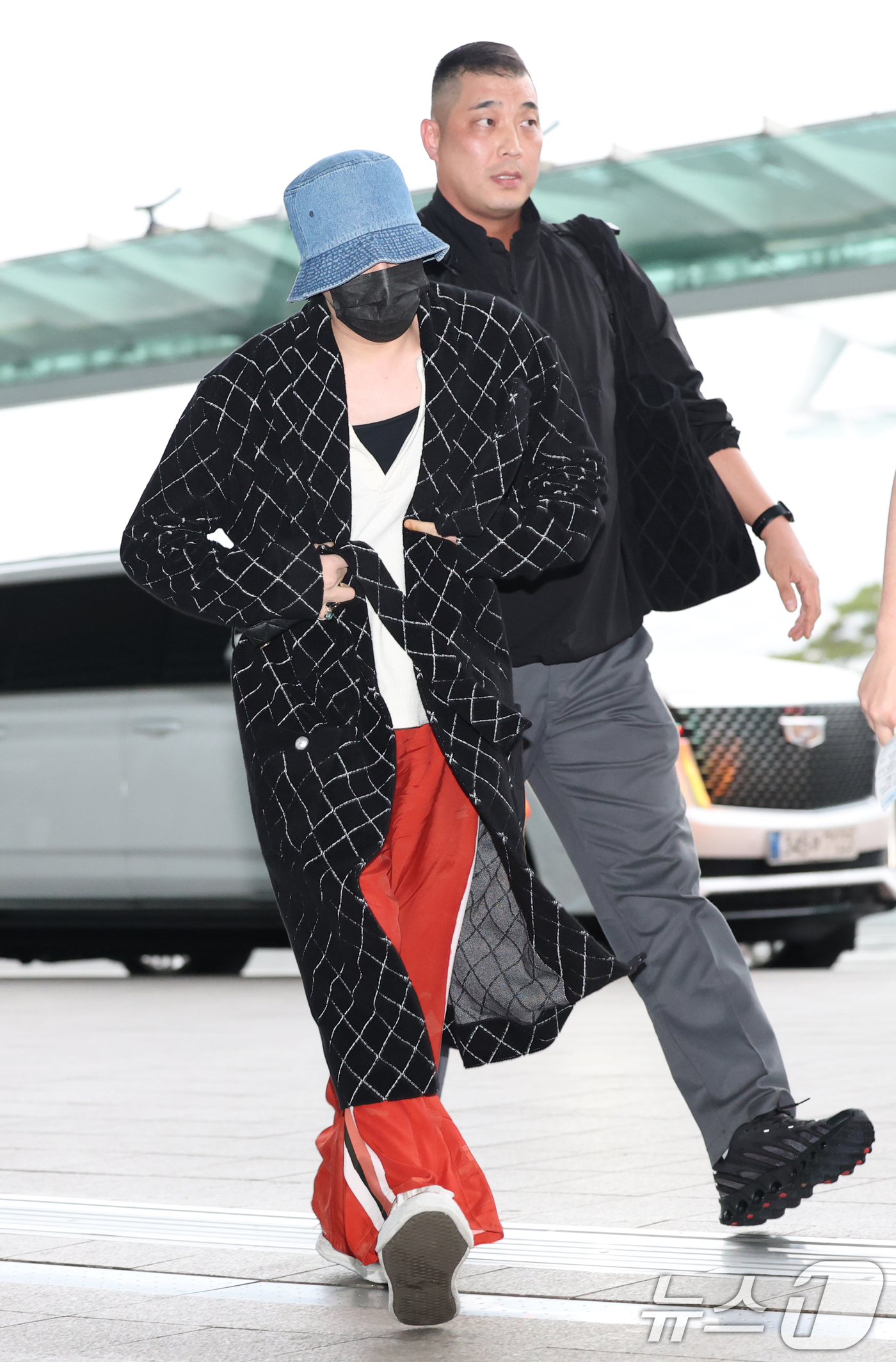 (인천공항=뉴스1) 권현진 기자 = 빅뱅 지드래곤이 해외 일정을 위해 16일 인천국제공항에 비행기 출발 시간 10분 전에 도착해 출국장으로 이동하고 있다. 2025.5.16/뉴스1 …