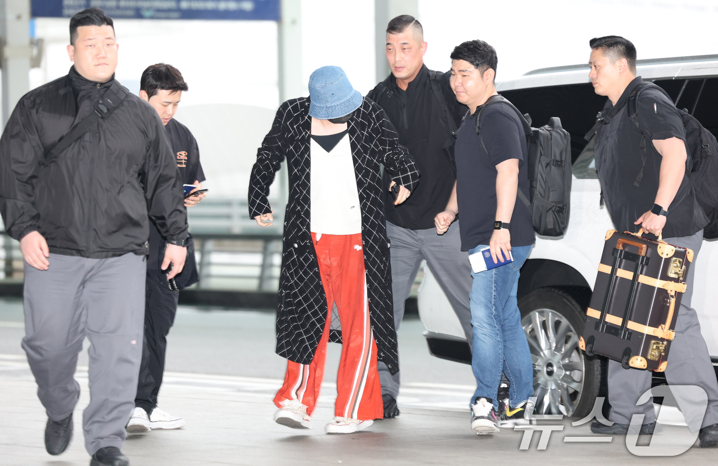 (인천공항=뉴스1) 권현진 기자 = 빅뱅 지드래곤이 필리핀 마닐라 일정을 위해 16일 인천국제공항에 비행기 출발 시간 10분 전에 도착해 차에서 내리며 의상 점검을 하고 있다. 2 …