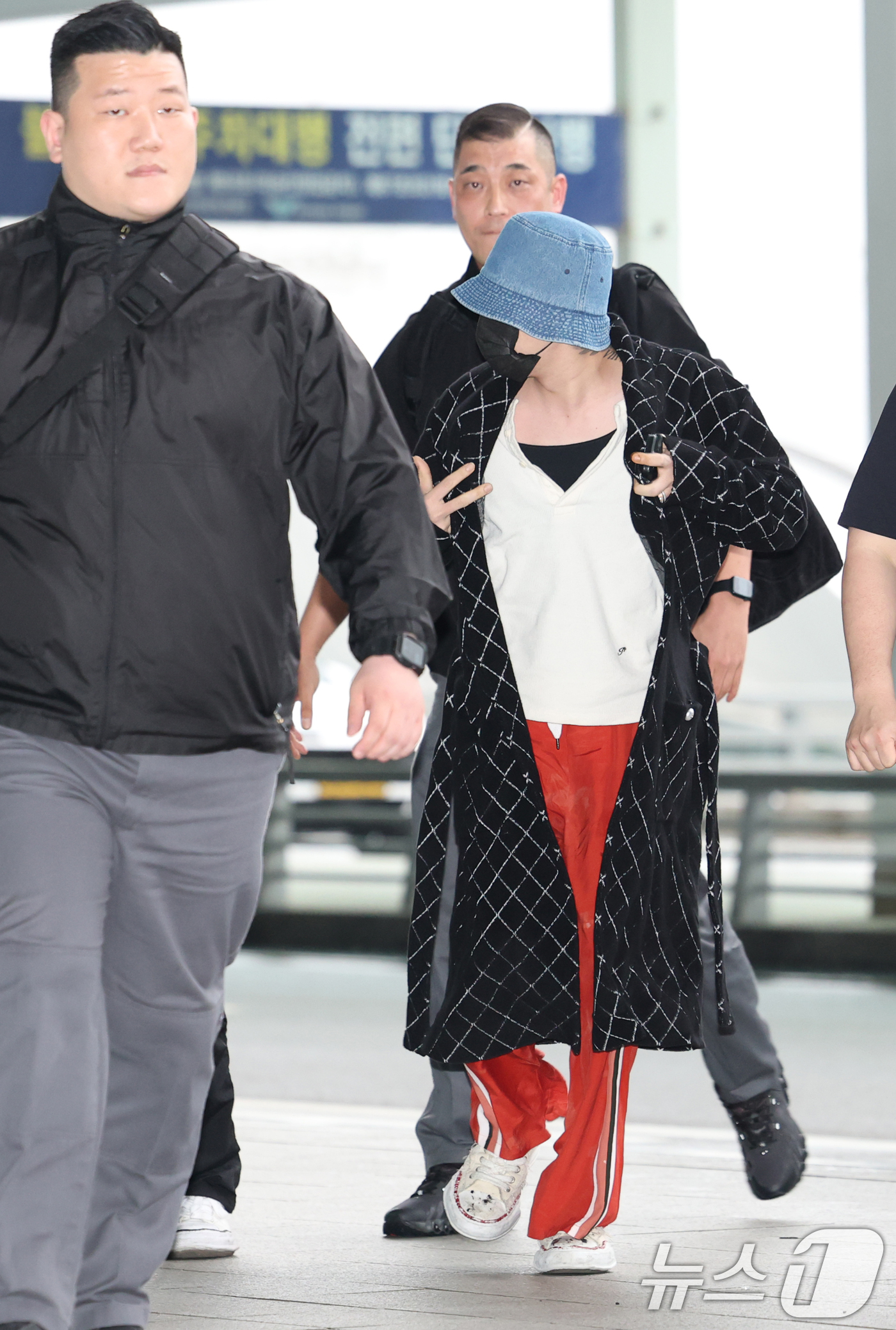 (인천공항=뉴스1) 권현진 기자 = 빅뱅 지드래곤이 필리핀 마닐라 일정을 위해 16일 인천국제공항에 비행기 출발 시간 10분 전에 도착해 출국장으로 이동하고 있다. 2025.5.1 …