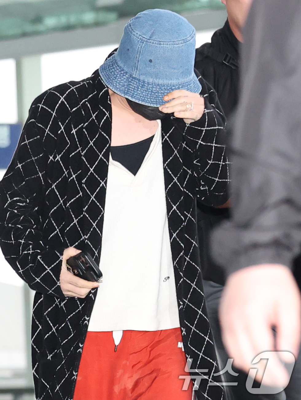 (인천공항=뉴스1) 권현진 기자 = 지드래곤이 필리핀 마닐라 일정을 위해 16일 인천국제공항에 비행기 출발 시간 10분 전에 도착해 출국장으로 이동하고 있다. 2025.5.16/뉴 …