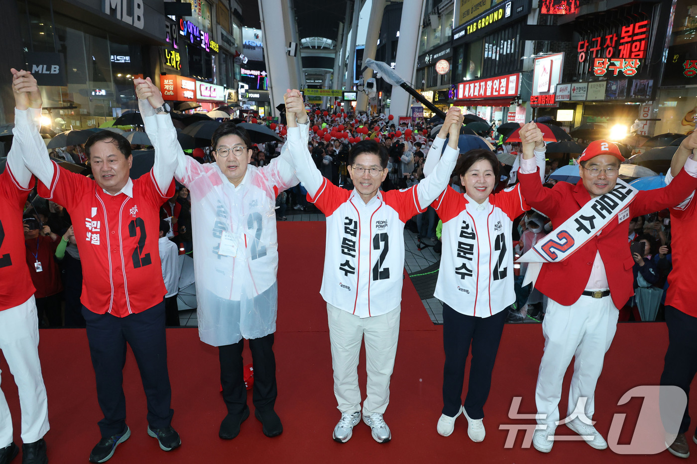 (대전=뉴스1) 이광호 기자 = 김문수 국민의힘 대통령 후보가 16일 오후 대전 중구 으능정이거리에서 가진 유세에서 권성동, 양향자 공동선거대책위원장 등과 손을 맞잡아 들어 보이고 …