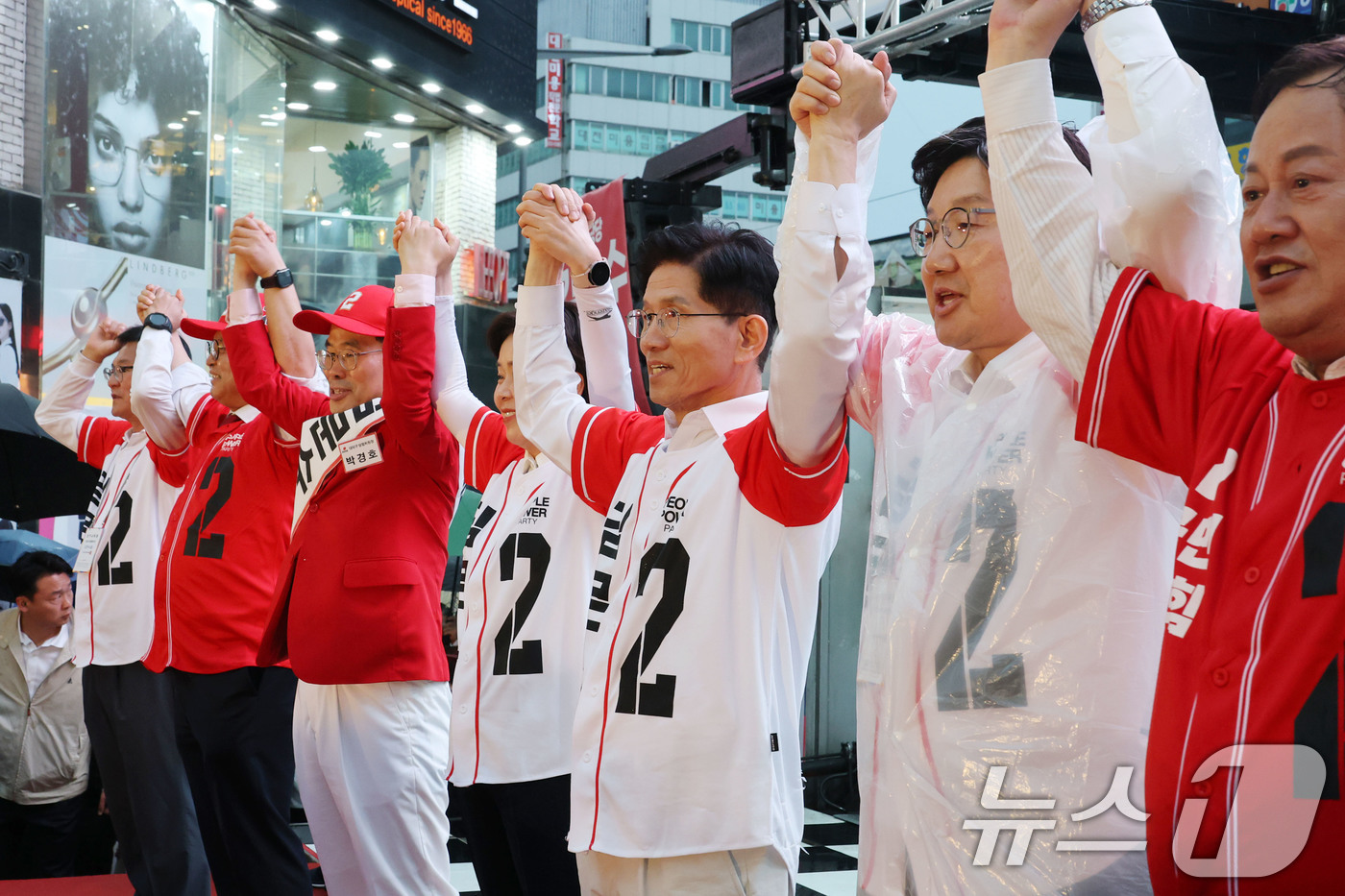 (대전=뉴스1) 이광호 기자 = 김문수 국민의힘 대통령 후보가 16일 오후 대전 중구 으능정이거리에서 가진 유세에서 권성동, 양향자 공동선거대책위원장 등과 손을 맞잡아 들어보이고 …