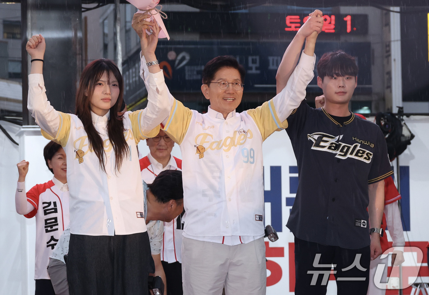 (대전=뉴스1) 이광호 기자 = 김문수 국민의힘 대통령 후보가 16일 오후 대전 중구 으능정이거리에서 가진 유세에서 대학생들에게 선물받은 프로야구 한화 이글스의 유니폼을 입고 기념 …