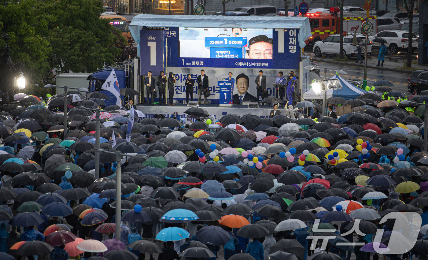 (정읍=뉴스1) 이재명 기자 = 이재명 더불어민주당 대통령 후보가 16일 오후 전북 전읍시 정읍역 광장에서 시민들에게 지지를 호소하고 있다. 2025.5.16/뉴스1