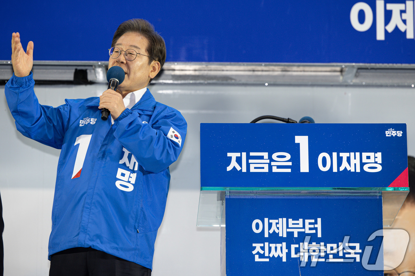 (정읍=뉴스1) 이재명 기자 = 이재명 더불어민주당 대통령 후보가 16일 오후 전북 전읍시 정읍역 광장에서 시민들에게 지지를 호소하고 있다. 2025.5.16/뉴스1