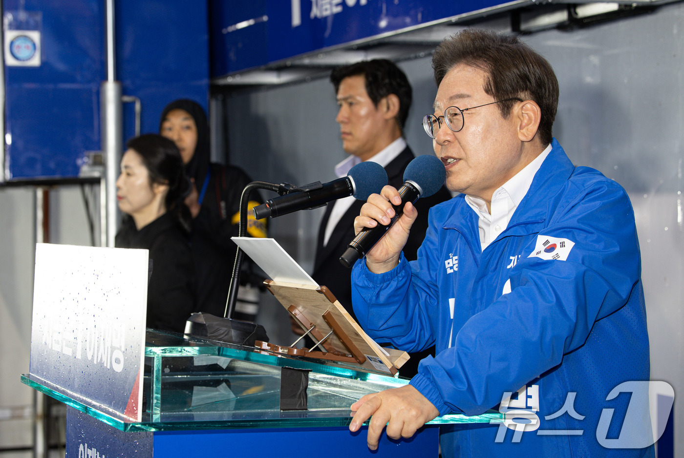 (정읍=뉴스1) 이재명 기자 = 이재명 더불어민주당 대통령 후보가 16일 오후 전북 전읍시 정읍역 광장에서 시민들에게 지지를 호소하고 있다. 2025.5.16/뉴스1