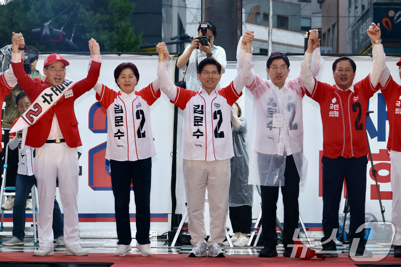 (대전=뉴스1) 이광호 기자 = 김문수 국민의힘 대통령 후보가 16일 오후 대전 중구 으능정이거리에서 가진 유세에서 권성동, 양향자 공동선거대책위원장 등과 손을 맞잡아 들어보이고 …