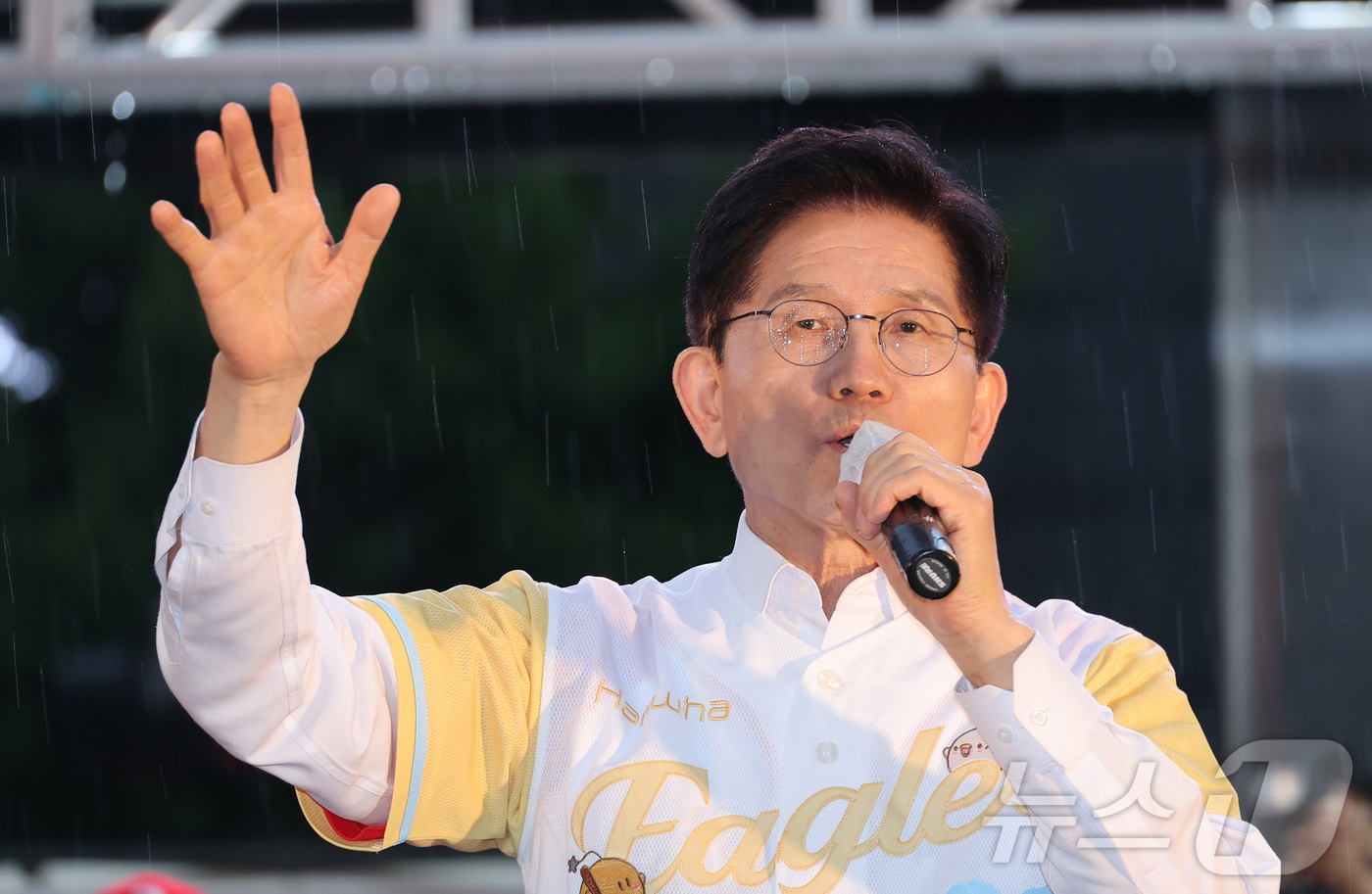 (대전=뉴스1) 이광호 기자 = 김문수 국민의힘 대통령 후보가 16일 오후 대전 중구 으능정이거리에서 가진 유세에서 시민들에게 지지를 호소하고 있다. (공동취재) 2025.5.16 …