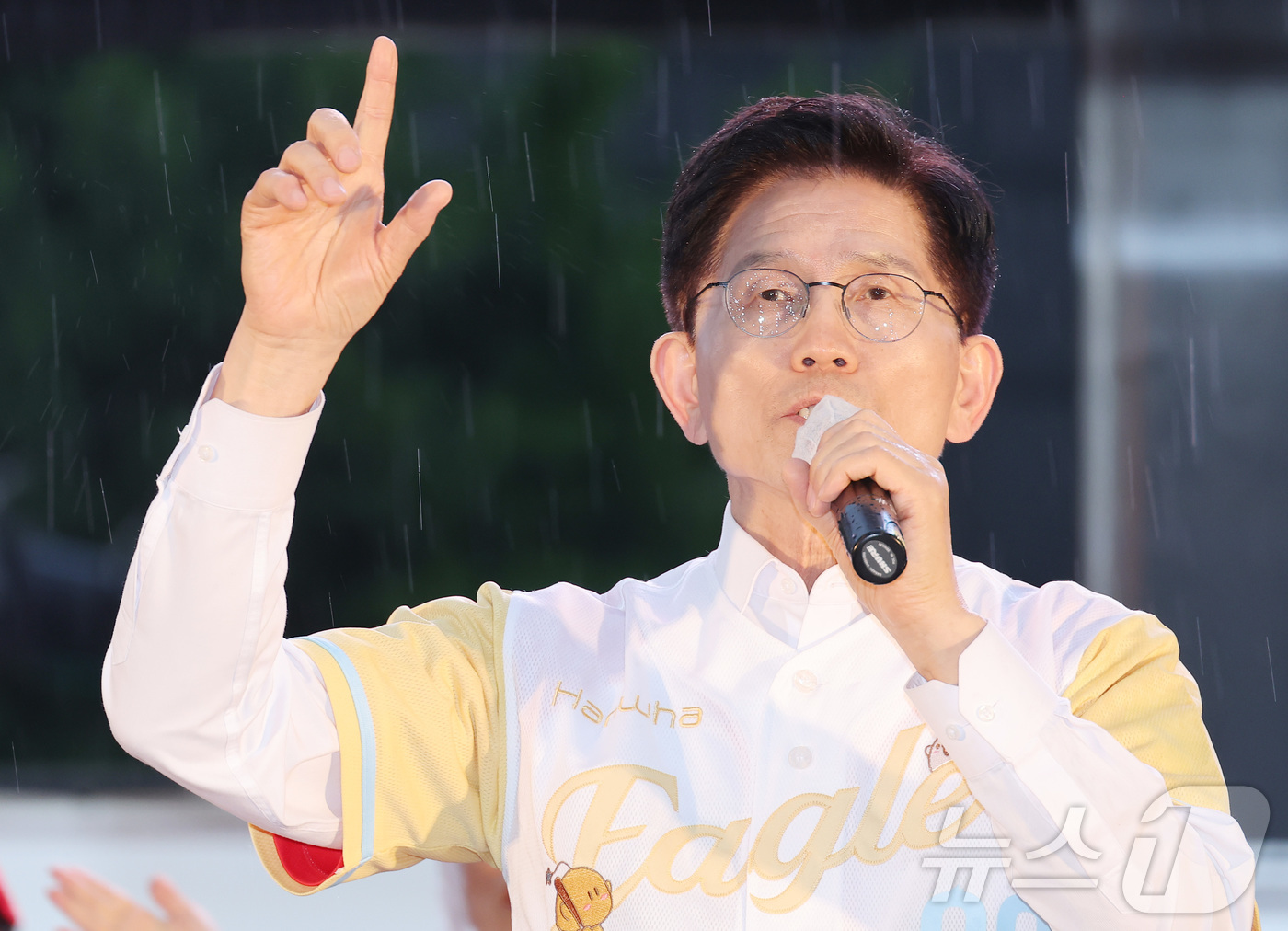 (대전=뉴스1) 이광호 기자 = 김문수 국민의힘 대통령 후보가 16일 오후 대전 중구 으능정이거리에서 가진 유세에서 시민들에게 지지를 호소하고 있다. (공동취재) 2025.5.16 …