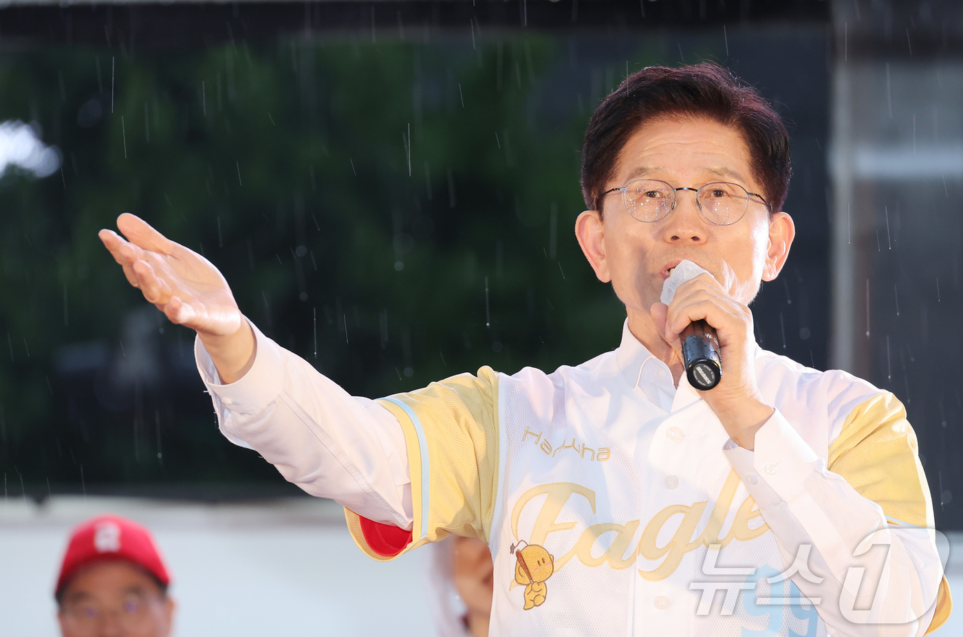 (대전=뉴스1) 이광호 기자 = 김문수 국민의힘 대통령 후보가 16일 오후 대전 중구 으능정이거리에서 가진 유세에서 시민들에게 지지를 호소하고 있다. (공동취재) 2025.5.16 …