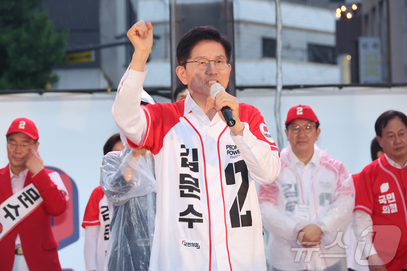 (대전=뉴스1) 이광호 기자 = 김문수 국민의힘 대통령 후보가 16일 오후 대전 중구 으능정이거리에서 가진 유세에서 시민들에게 지지를 호소하고 있다. (공동취재) 2025.5.16 …