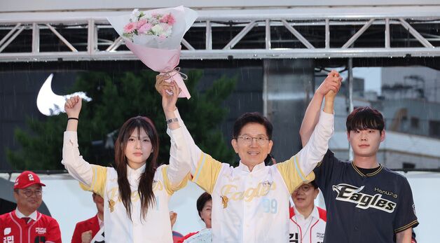 김문수, 대학생들과 손 맞잡고 인사