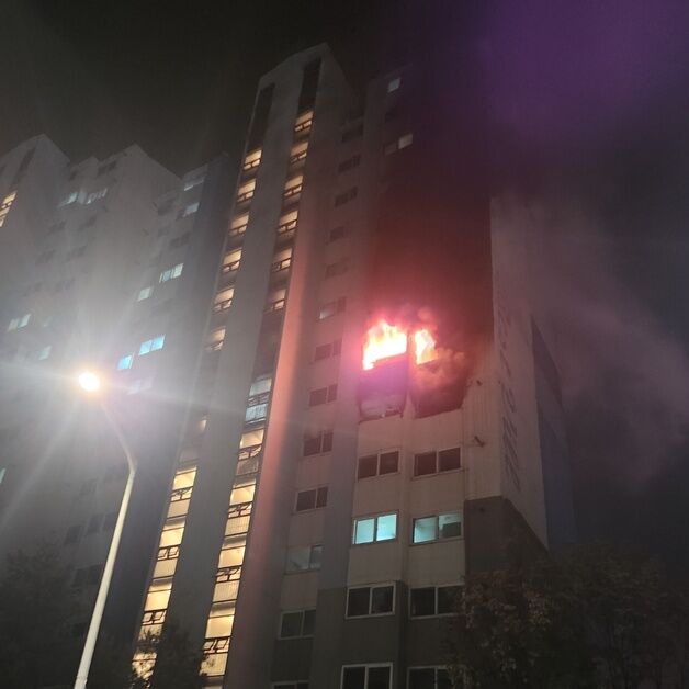 포천 아파트에 가스 폭발 추정 불…70대 중상, 주민 4명 연기 흡입