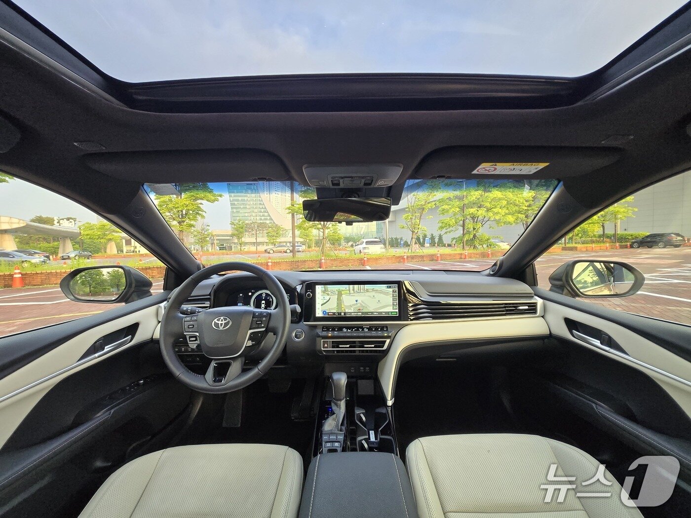 본문 이미지 - 10일 경기 고양에서 촬영한 도요타 중형 세단 '캠리' 9세대 완전변경 모델인 '2025년형 캠리 XLE 프리미엄 트림'의 내부. 2025.05.16/뉴스1 김성식 기자