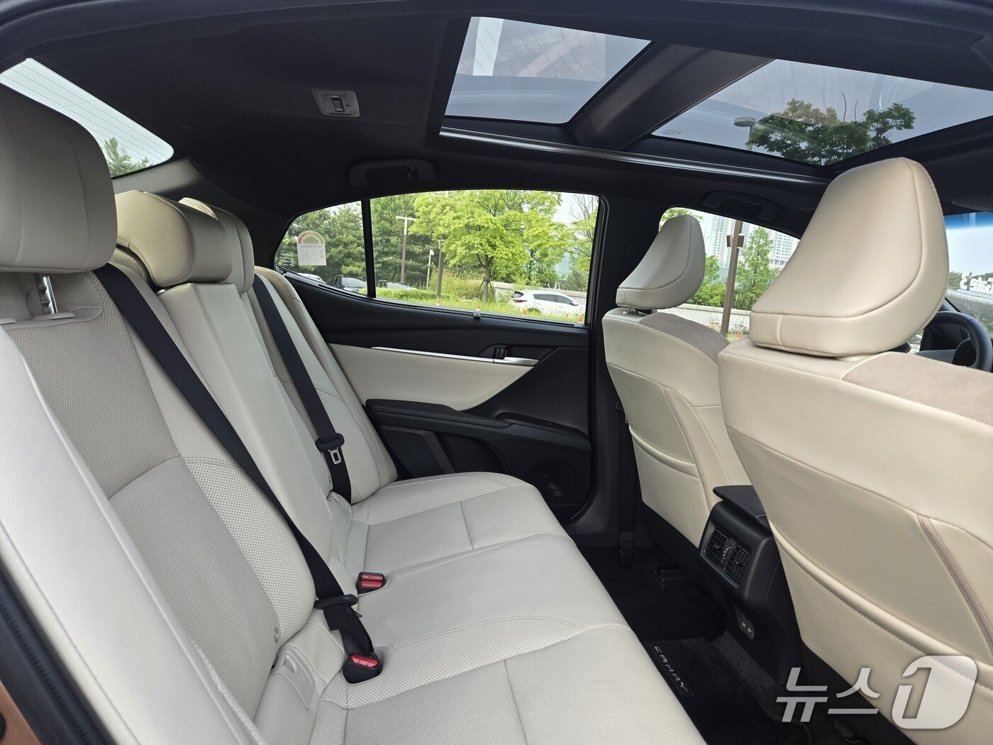 본문 이미지 - 10일 경기 고양에서 촬영한 도요타 중형 세단 '캠리' 9세대 완전변경 모델인 '2025년형 캠리 XLE 프리미엄 트림'의 내부. 2025.05.16/뉴스1 김성식 기자