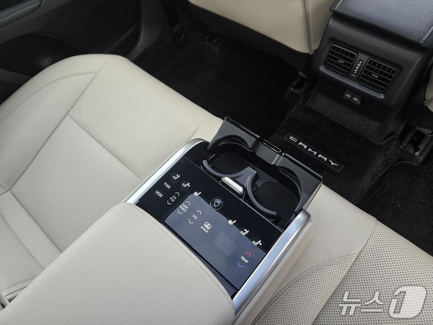본문 이미지 - 10일 경기 고양에서 촬영한 도요타 중형 세단 '캠리' 9세대 완전변경 모델인 '2025년형 캠리 XLE 프리미엄 트림'의 내부. 2025.05.16/뉴스1 김성식 기자