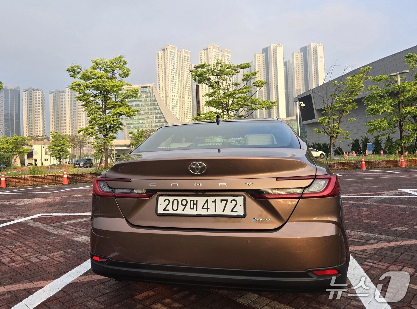 본문 이미지 - 10일 경기 고양에서 촬영한 도요타 중형 세단 '캠리' 9세대 완전변경 모델인 '2025년형 캠리 XLE 프리미엄 트림'의 후면부. 2025.05.16/뉴스1 김성식 기자