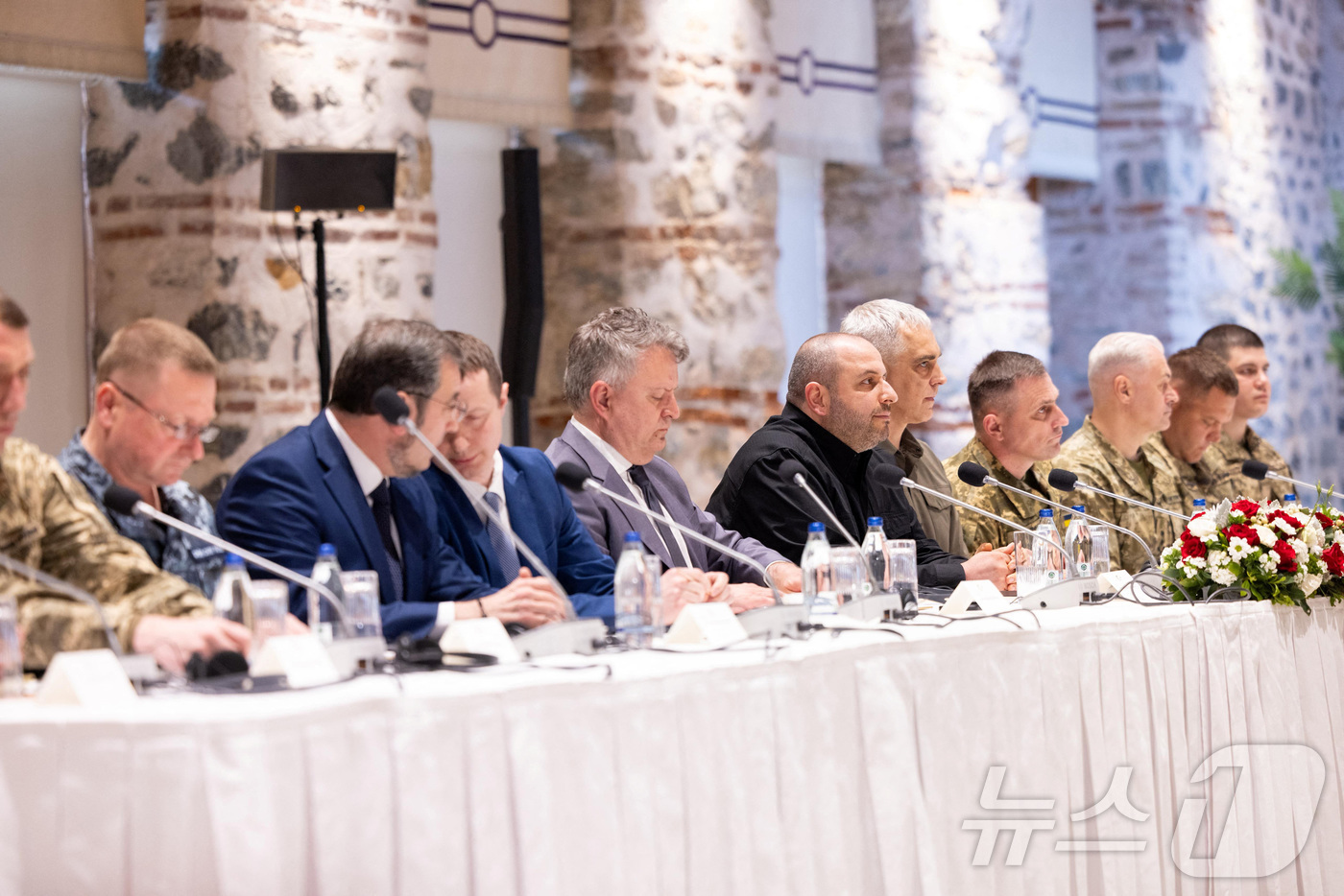 (이스탄불 로이터=뉴스1) 류정민 특파원 = 16일(현지시간) 튀르키예 이스탄불에서 열린 러시아-우크라이나 전쟁 휴전을 위한 당사국 간 회담에 참석한 우크라이나 측 대표단이 러시아 …