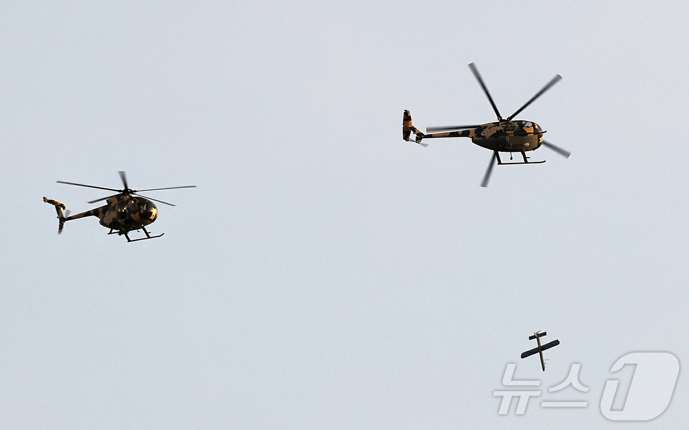 (평양 노동신문=뉴스1) = 북한 노동당 기관지 노동신문은 17일 "경애하는 김정은동지께서 5월 15일 조선인민군 근위 제1공군사단 관하 비행연대를 방문하시고 공군비행대들의 반항공 …