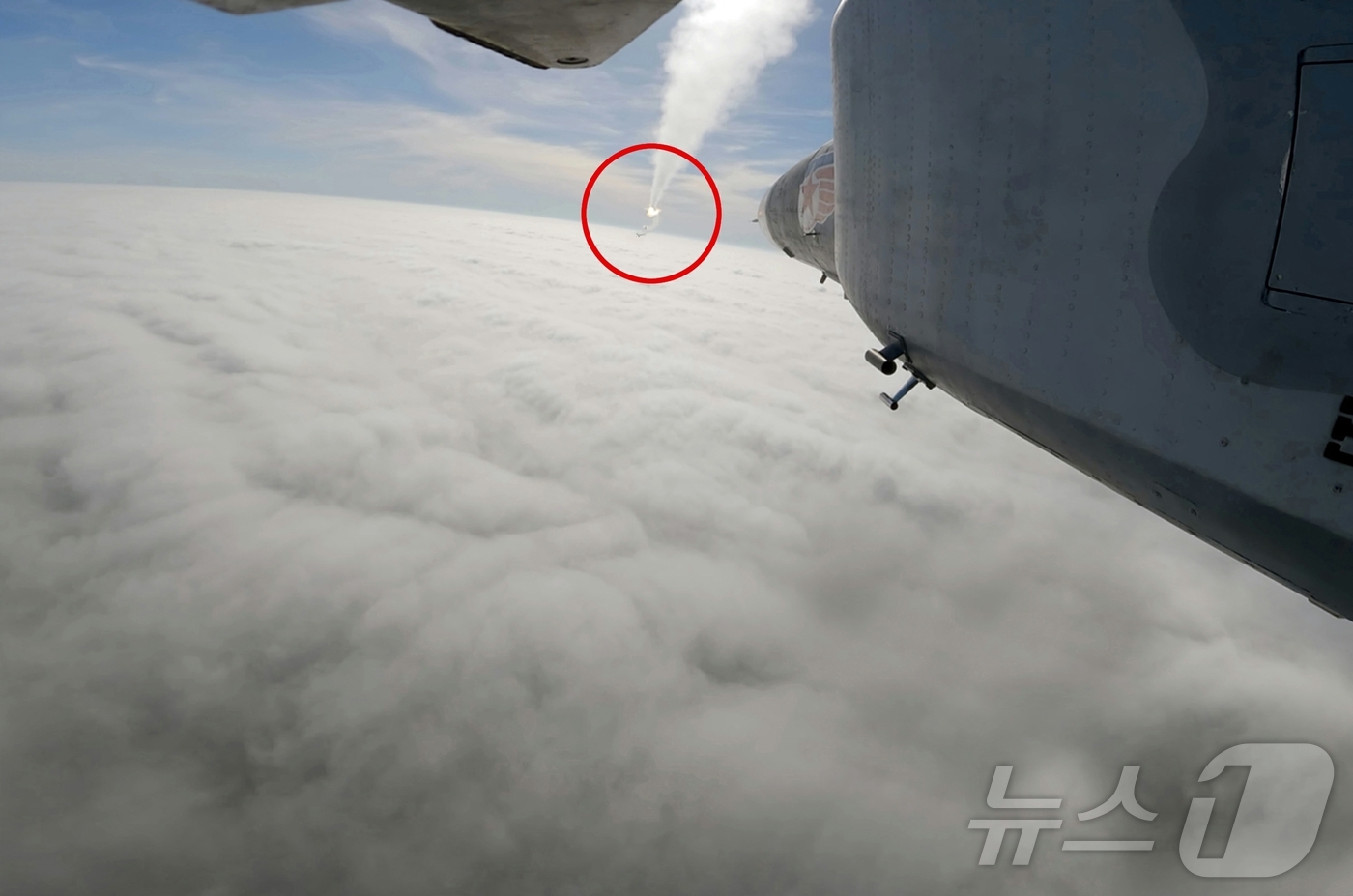 (평양 노동신문=뉴스1) = 북한 노동당 기관지 노동신문은 17일 "경애하는 김정은동지께서 5월 15일 조선인민군 근위 제1공군사단 관하 비행연대를 방문하시고 공군비행대들의 반항공 …