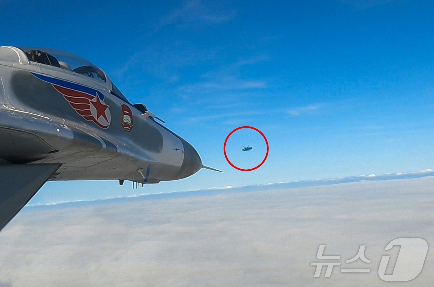 (평양 노동신문=뉴스1) = 북한 노동당 기관지 노동신문은 17일 "경애하는 김정은동지께서 5월 15일 조선인민군 근위 제1공군사단 관하 비행연대를 방문하시고 공군비행대들의 반항공 …