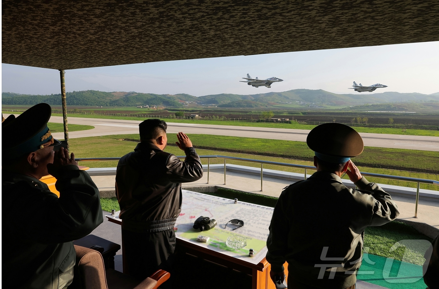 (평양 노동신문=뉴스1) = 북한 노동당 기관지 노동신문은 17일 "경애하는 김정은동지께서 5월 15일 조선인민군 근위 제1공군사단 관하 비행연대를 방문하시고 공군비행대들의 반항공 …