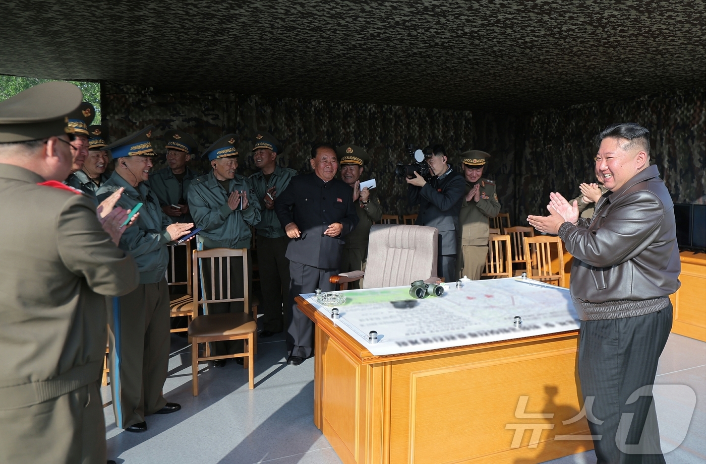 (평양 노동신문=뉴스1) = 북한 노동당 기관지 노동신문은 17일 "경애하는 김정은동지께서 5월 15일 조선인민군 근위 제1공군사단 관하 비행연대를 방문하시고 공군비행대들의 반항공 …