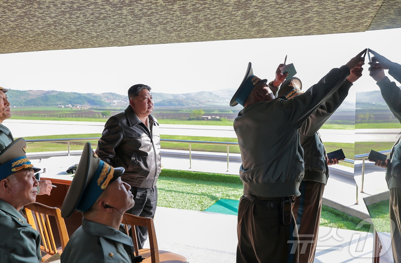 (평양 노동신문=뉴스1) = 북한 노동당 기관지 노동신문은 17일 "경애하는 김정은동지께서 5월 15일 조선인민군 근위 제1공군사단 관하 비행연대를 방문하시고 공군비행대들의 반항공 …