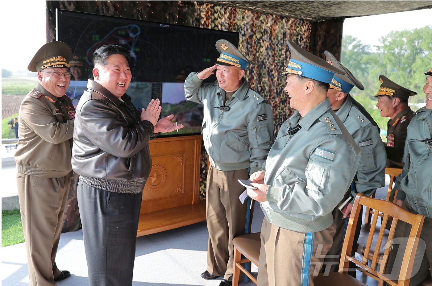 (평양 노동신문=뉴스1) = 북한 노동당 기관지 노동신문은 17일 "경애하는 김정은동지께서 5월 15일 조선인민군 근위 제1공군사단 관하 비행연대를 방문하시고 공군비행대들의 반항공 …