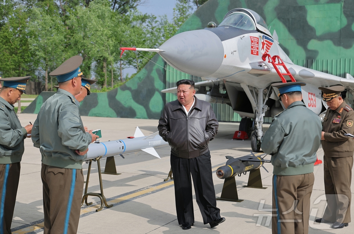 (평양 노동신문=뉴스1) = 북한 노동당 기관지 노동신문은 17일 "경애하는 김정은동지께서 5월 15일 조선인민군 근위 제1공군사단 관하 비행연대를 방문하시고 공군비행대들의 반항공 …