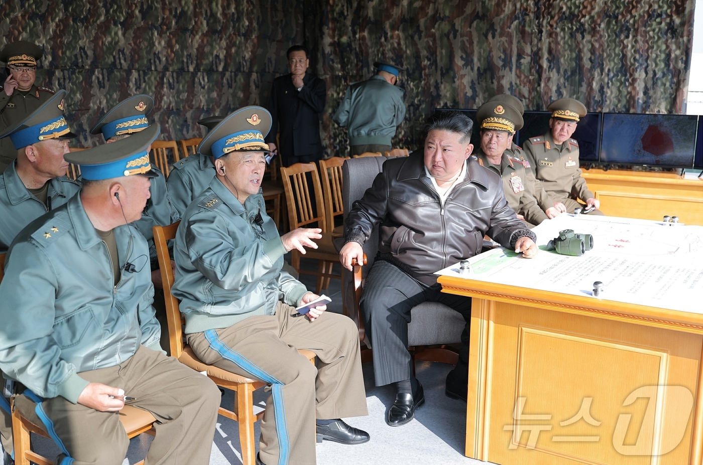 (평양 노동신문=뉴스1) = 북한 노동당 기관지 노동신문은 17일 "경애하는 김정은동지께서 5월 15일 조선인민군 근위 제1공군사단 관하 비행연대를 방문하시고 공군비행대들의 반항공 …