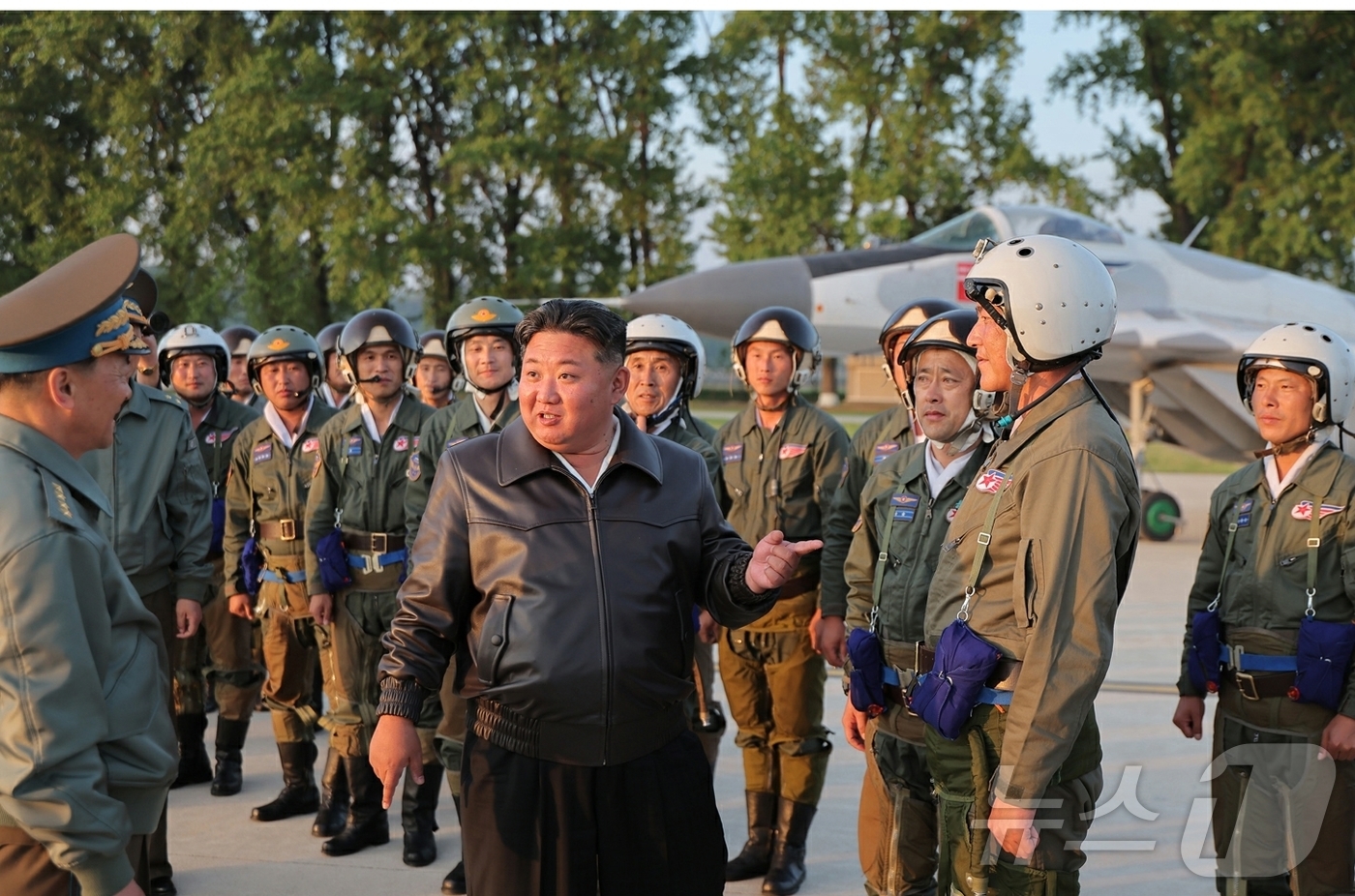 (평양 노동신문=뉴스1) = 북한 노동당 기관지 노동신문은 17일 "경애하는 김정은동지께서 5월 15일 조선인민군 근위 제1공군사단 관하 비행연대를 방문하시고 공군비행대들의 반항공 …