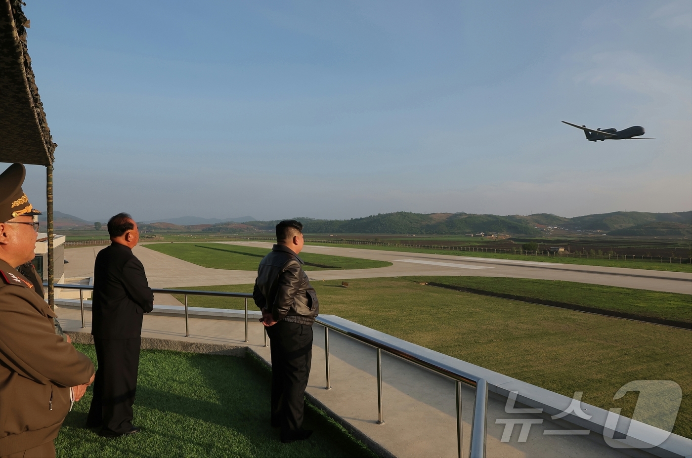 (평양 노동신문=뉴스1) = 북한 노동당 기관지 노동신문은 17일 "경애하는 김정은동지께서 5월 15일 조선인민군 근위 제1공군사단 관하 비행연대를 방문하시고 공군비행대들의 반항공 …