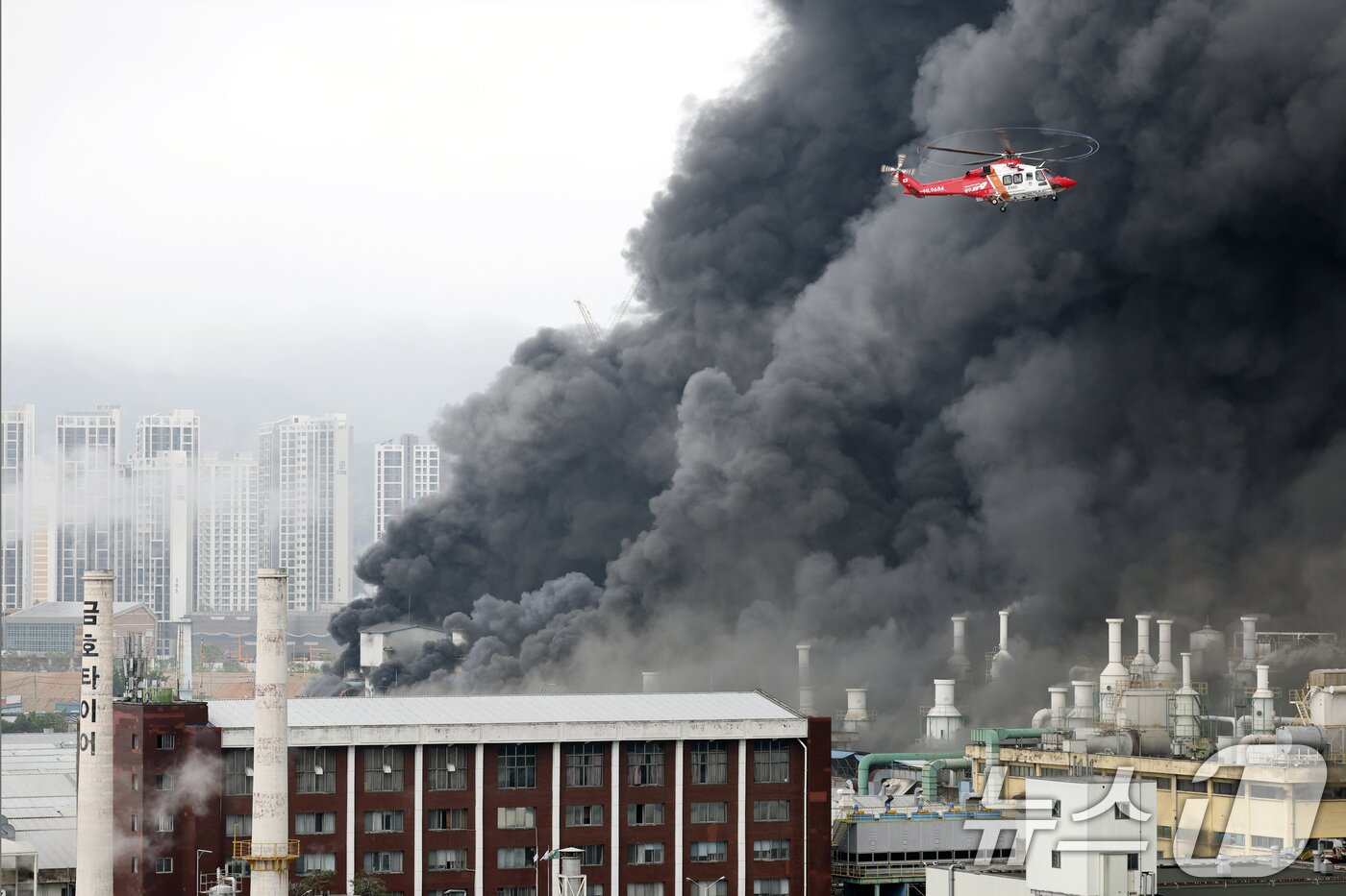본문 이미지 - 17일 오전 7시 11분쯤 광주 광산구 소촌동 금호타이어 광장공장에서 불이 나 소방당국이 진화 작업을 하고 있다. 2025.5.17/뉴스1 ⓒ News1 김태성 기자