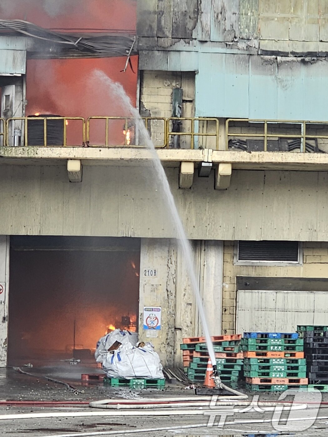 본문 이미지 - 17일 오전 7시11분쯤 광주 광산구 소촌동 금호타이어 광장공장에서 화재가 발생해 소방당국이 진화 작업을 하고 있다.2025.5.17/뉴스1 ⓒ News1 최성국 기자