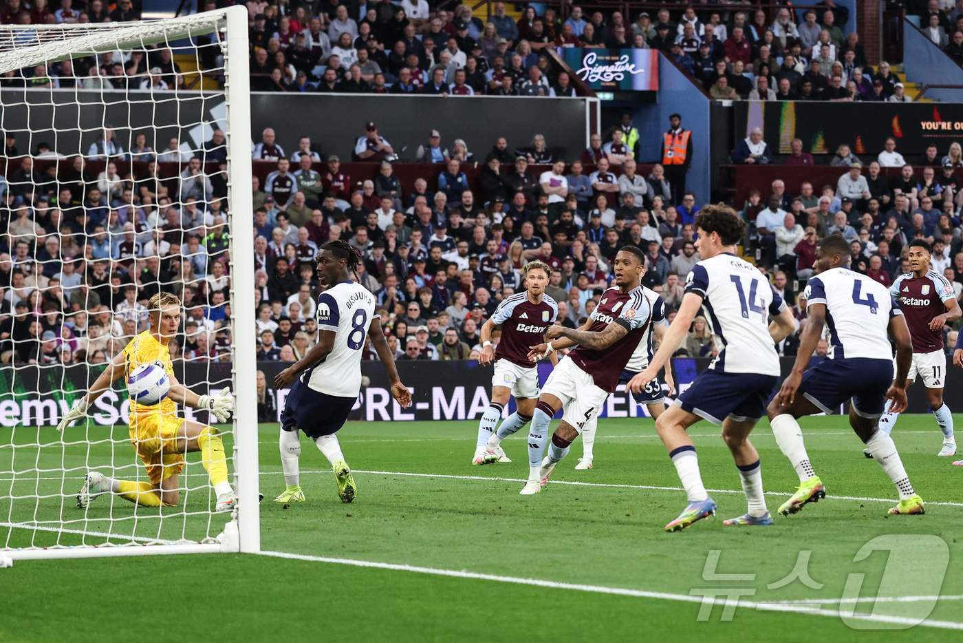 본문 이미지 - 토트넘은 17일&#40;한국시간&#41; 열린 2024-25 잉글랜드 프리미어리그 37라운드에서 애스턴 빌라에 0-2로 졌다. ⓒ AFP=뉴스1