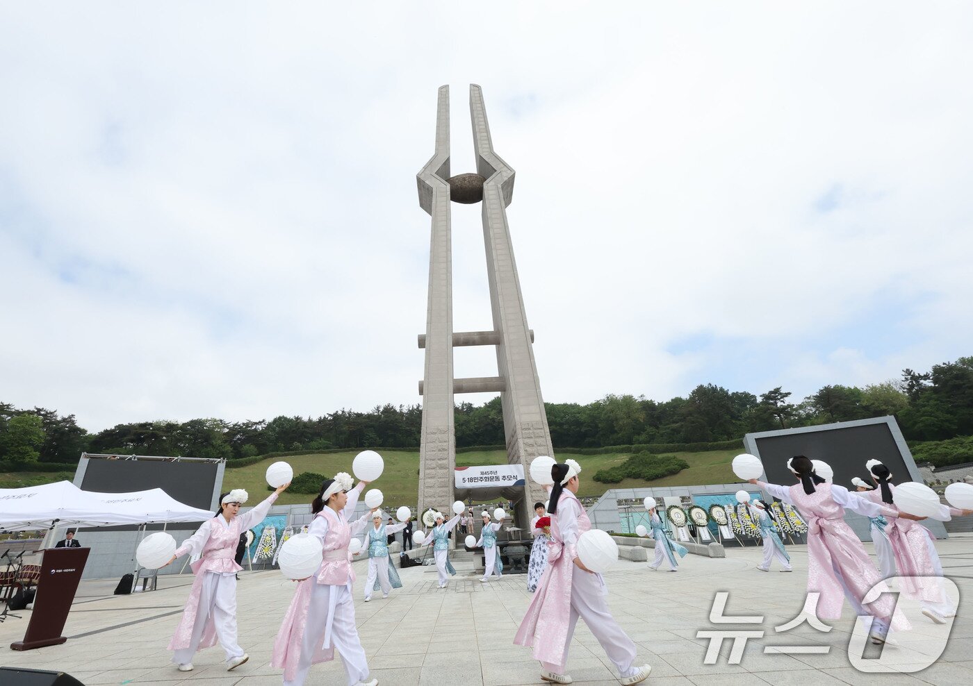 본문 이미지 - 5·18민주화운동 제45주년을 하루 앞둔 17일 광주 북구 운정동 국립5·18민주묘지에서 &#39;5·18민중항쟁 제45주년 추모제&#39;가 진행되고 있다. 2025.5.17/뉴스1 ⓒ News1 박지현 기자