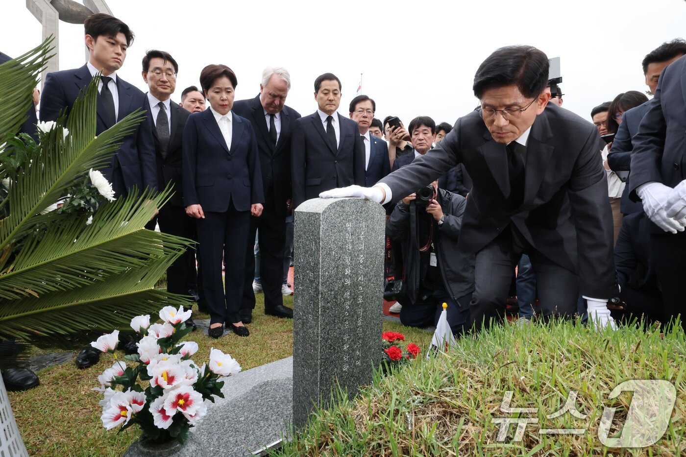 본문 이미지 - 김문수 국민의힘 대통령 후보가 17일 오전 광주 북구 5.18민주묘지를 찾아 무명열사의 묘비를 살펴보고 있다. 2025.5.17/뉴스1 ⓒ News1 이광호 기자