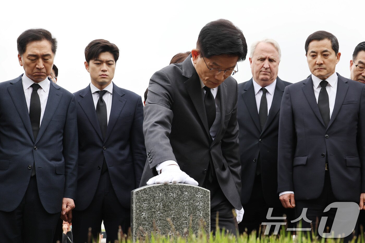 본문 이미지 - 김문수 국민의힘 대통령 후보와 김용태 비상대책위원장이 17일 광주 북구 국립 5·18 민주묘지를 찾아 윤상원 열사 묘역에서 참배하고 있다. &#40;공동취재&#41; 2025.5.17/뉴스1 ⓒ News1 이광호 기자