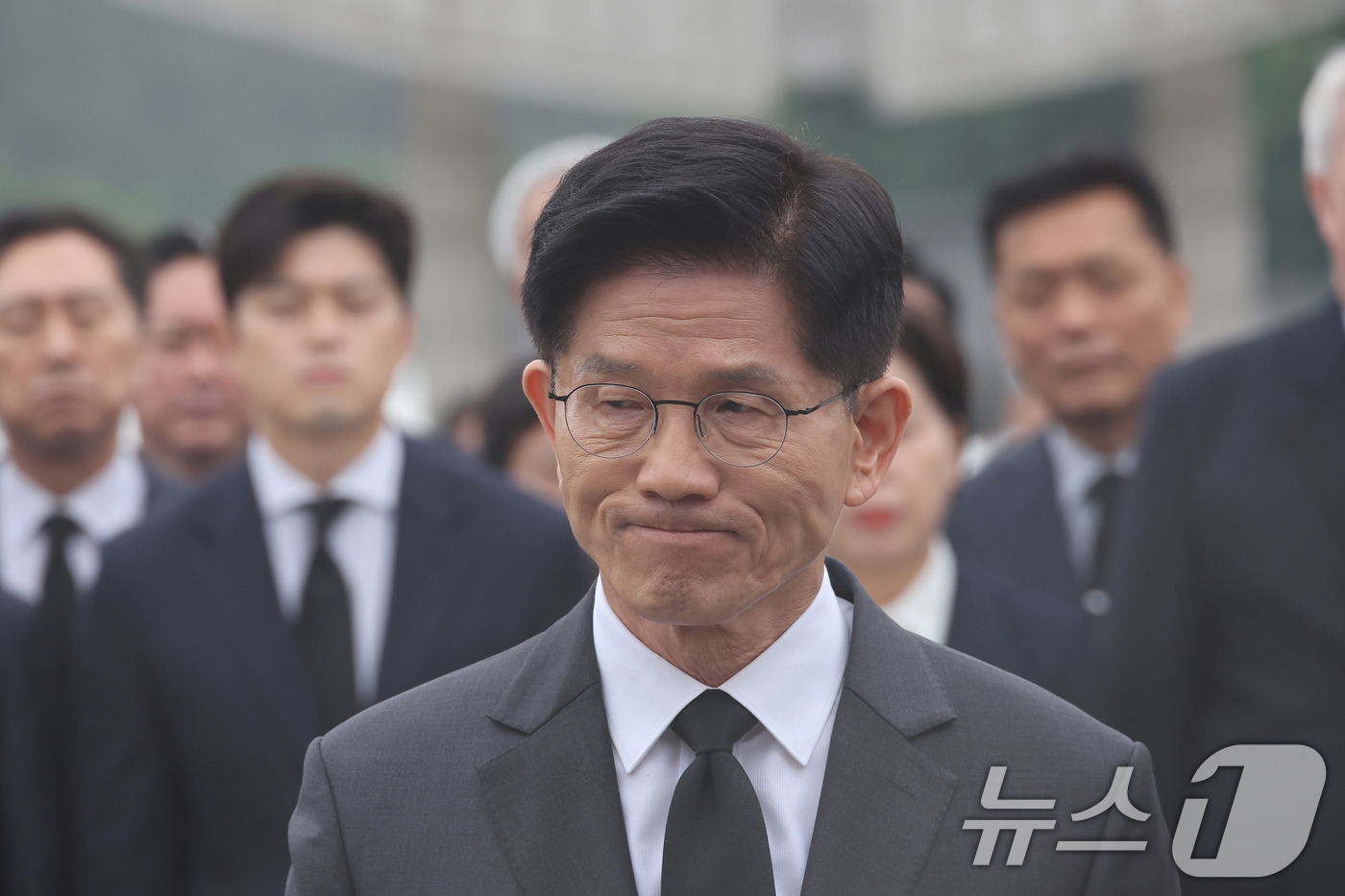 (광주=뉴스1) 이광호 기자 = 김문수 국민의힘 대통령 후보와 김용태 비상대책위원장이 17일 광주 북구 국립 5·18 민주묘지를 찾아 참배하고 있다. (공동취재) 2025.5.17 …