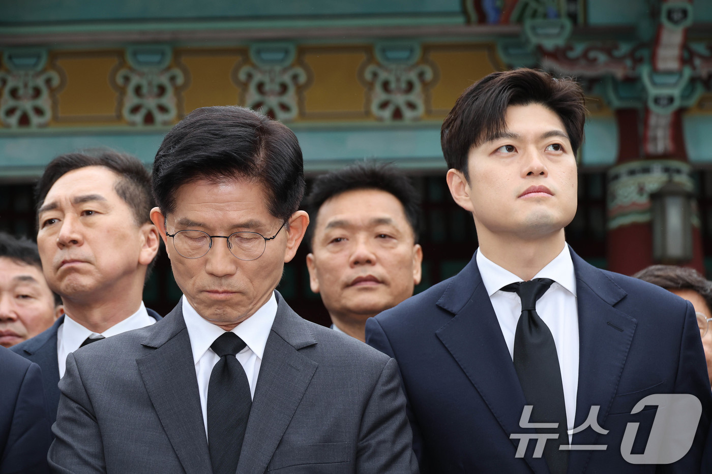 (광주=뉴스1) 이광호 기자 = 김문수 국민의힘 대통령 후보와 김용태 비상대책위원장이 17일 광주 북구 국립 5·18 민주묘지를 찾아 참배하기 위해 이동하고 있다. (공동취재) 2 …