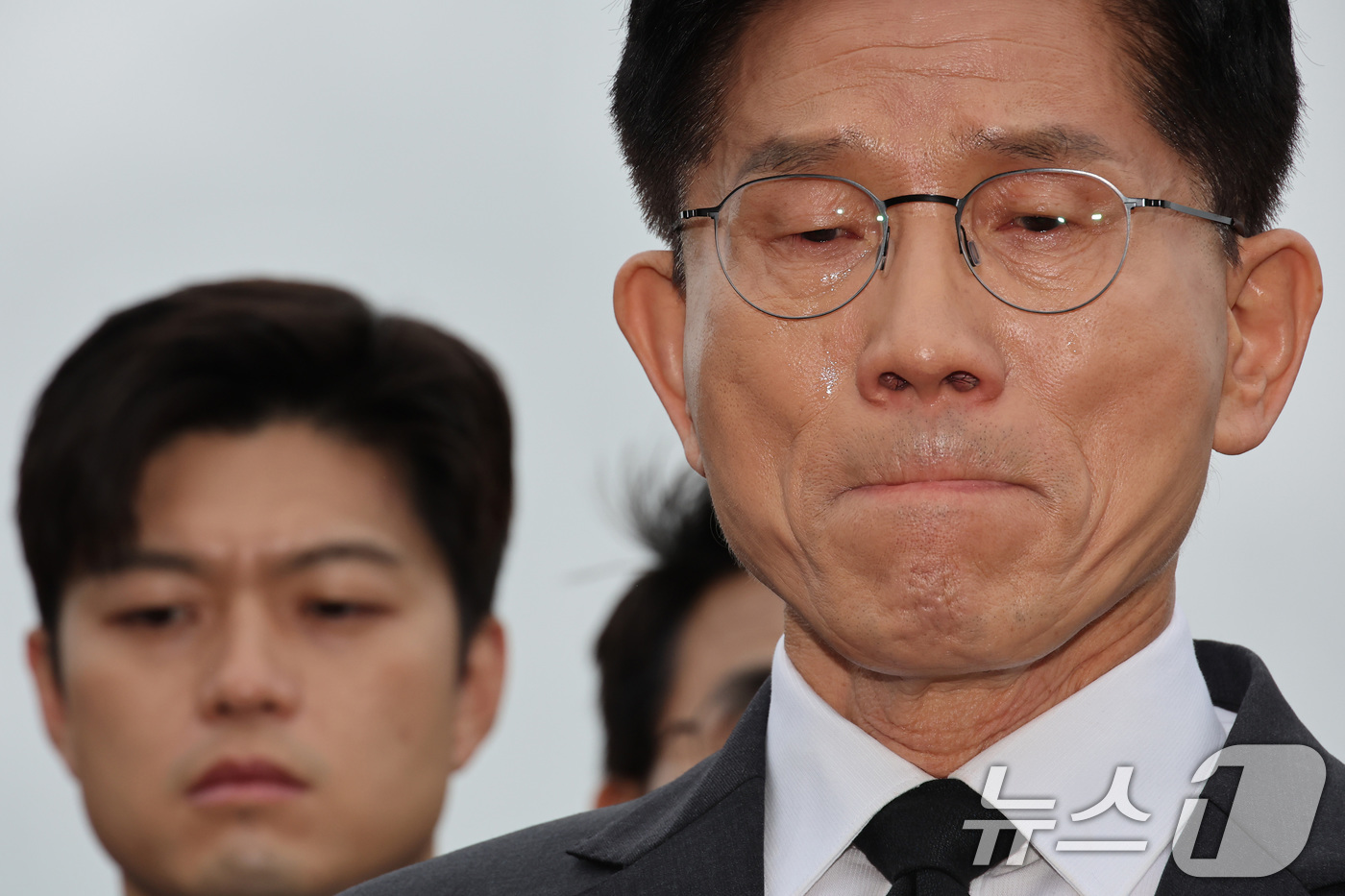 (광주=뉴스1) 이광호 기자 = 김문수 국민의힘 대통령 후보와 김용태 비상대책위원장이 17일 광주 북구 국립 5·18 민주묘지를 찾아 박관현 열사 묘역에서 참배하고 있다. (공동취 …