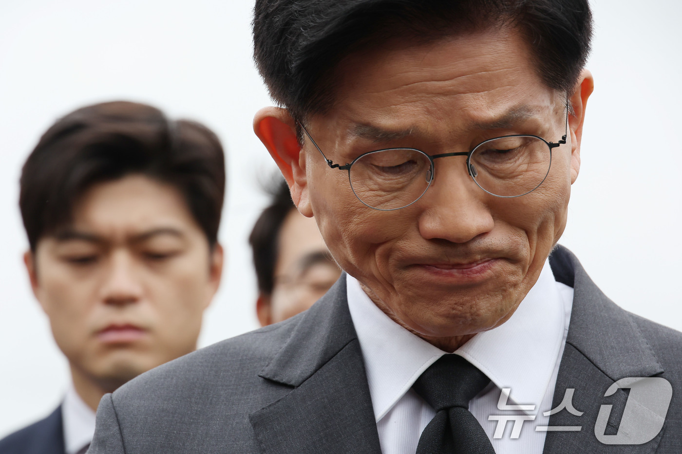 (광주=뉴스1) 이광호 기자 = 김문수 국민의힘 대통령 후보와 김용태 비상대책위원장이 17일 광주 북구 국립 5·18 민주묘지를 찾아 박관현 열사 묘역에서 참배하고 있다. (공동취 …