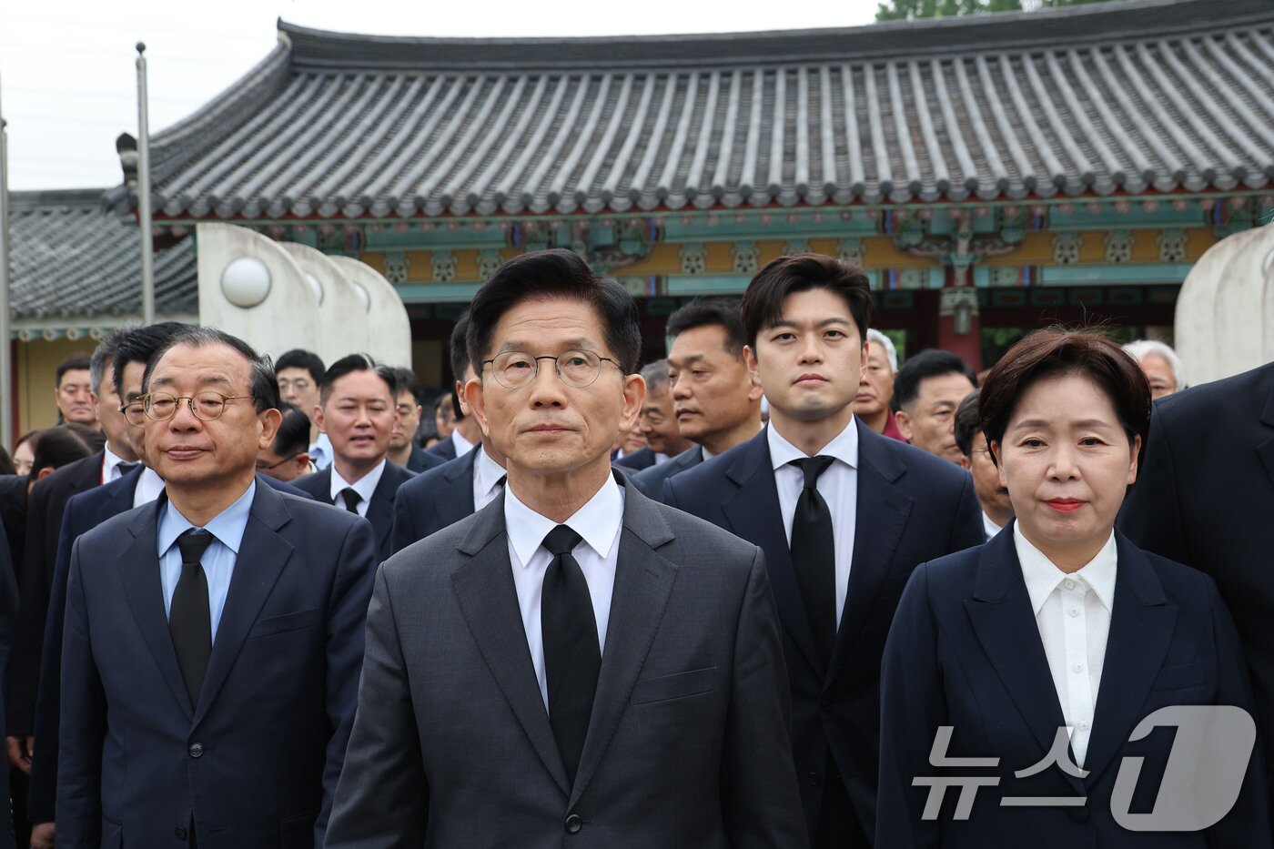 본문 이미지 - 김문수 국민의힘 대통령 후보와 김용태 비상대책위원장이 17일 광주 북구 국립 5·18 민주묘지를 찾아 참배하기 위해 이동하고 있다. &#40;공동취재&#41; 2025.5.17/뉴스1 ⓒ News1 이광호 기자