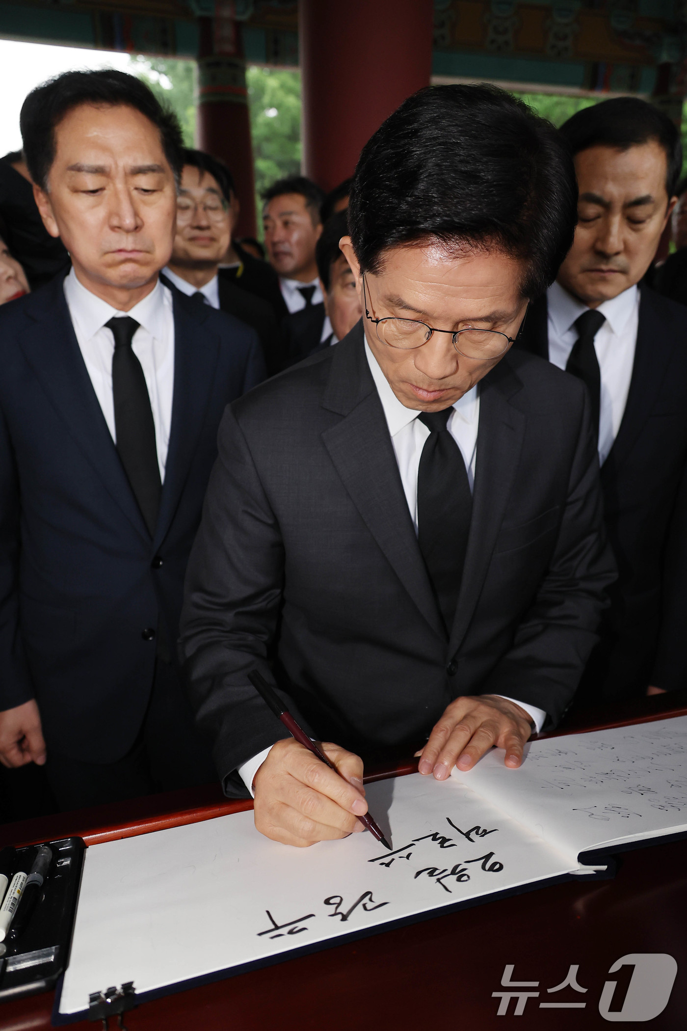 (광주=뉴스1) 이광호 기자 = 김문수 국민의힘 대통령 후보가 17일 광주 북구 국립 5·18 민주묘지를 찾아 방명록을 작성하고 있다. (공동취재) 2025.5.17/뉴스1